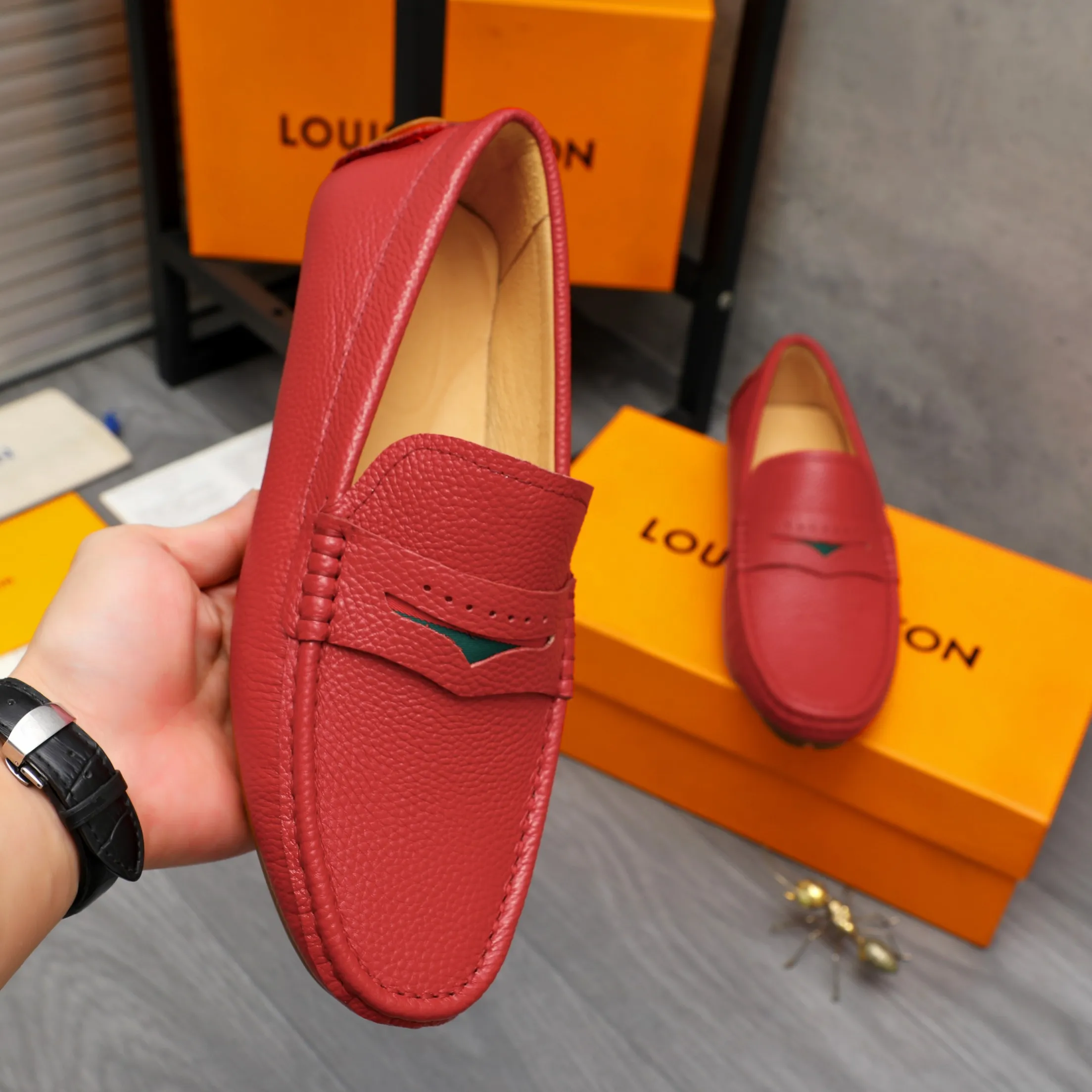 Men's shoes 💰360 Product trademark: LV "Louis Vuitton" casual slip-on men's shoes Regular size: 38-45 Product material: Selected pebbled cowhide upper, pigskin lining, rubber outsole